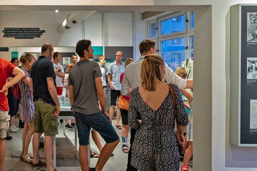 Besuchergruppe in der Ausstellung