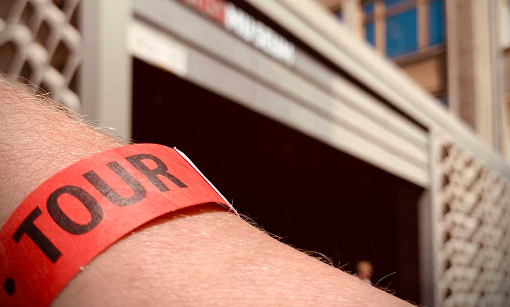 Besucher mit Tour-Armband vor dem Museum