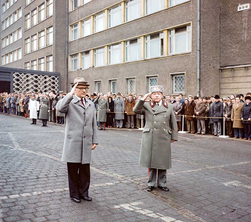 Staats- und Parteichef Erich Honecker (links) und Erich Mielke (rechts) salutieren vor Haus 1, Februar 1980